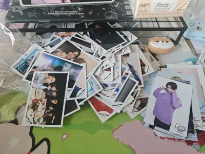 山田凉介的烧普是时光的切片，每一张都凝固了独一无二的瞬间。或微笑或凝视，镜头下的他既有舞台上的耀眼锋芒，也有私下里的柔软温度。这些小小纸片，是连接偶像与粉丝最直接的桥梁，收藏它们，便如同收藏了一整个青春的侧影与心跳。
每一张烧普，都是一次与平行时空里的他悄然相遇。或...山田凉介的烧普是时光的切片，每一张都凝固了独一无二的瞬间。或微笑或凝视，镜头下的他既有舞台上的耀眼锋芒，也有私下里的柔软温度。这些小小纸片，是连接偶像与粉丝最直接的桥梁，收藏它们，便如同收藏了一整个青春的侧影与心跳。
每一张烧普，都是一次