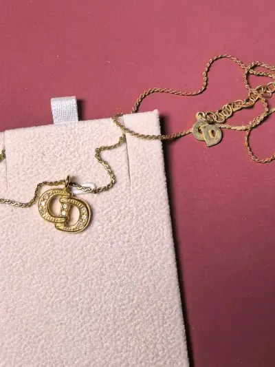 感觉它从巴黎的旧时光里穿越过来，被你找到了。既有vintage的浪漫故事，又有新主人的鲜活，这种‘新与旧’的碰撞太迷人了