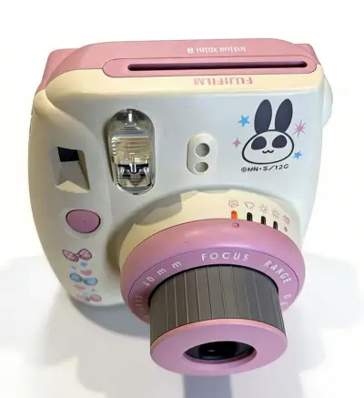 挖煤姬淘到一台可爱富士intax mini8
温柔又可爱，出片自带柔光滤镜，用来记录生活碎片刚刚好。每次按下快门都像在拆礼物, 用胶片留住生活里的温柔瞬间。
机身小巧轻便，握感很舒服，侧面的蝴蝶结小装饰也超精致，出门揣在包里完全不占地方。开机试拍了几张，出片自带暖调...挖煤姬淘到一台可爱富士intax mini8
温柔又可爱，出片自带柔光滤镜，用来记录生活碎片刚刚好。每次按下快门都像在拆礼物, 用胶片留住生活里的温柔瞬间。
机身小巧轻便，握感很舒服，侧面的蝴蝶结小装饰也超精致，出门揣在包里完全不占地方。