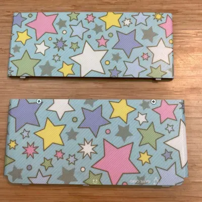 挖煤姬又一次圆了我的限定梦！这套星星限定New 3DS替换壳，一拆开包装就忍不住“哇”出声
卡扣精准，严丝合缝，装到新小三上瞬间变身“宇宙限定机”。表面是细腻的磨砂触感，不沾指纹，星星图案还带一点低调的珠光，不同光线下会微微流转，越看越喜欢。成色更是惊喜，几乎没有划...挖煤姬又一次圆了我的限定梦！这套星星限定New 3DS替换壳，一拆开包装就忍不住“哇”出声
卡扣精准，严丝合缝，装到新小三上瞬间变身“宇宙限定机”。表面是细腻的磨砂触感，不沾指纹，星星图案还带一点低调的珠光，不同光线下会微微流转，越看越喜