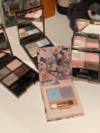 夏天快来了，提前淘了一些漂亮的蓝色系小眼影。这次包裹被海关扣押了，好在线下开箱核验交税以后顺利放行了。好事多磨，税税平安，大家最近买的话，控制一下数量和重量，不然很大可能会被要求货物报关or退运。
这次淘到了pj猫咪眼影，超级可爱！迫不及待就上手试了一下 非常漂亮?...夏天快来了，提前淘了一些漂亮的蓝色系小眼影。这次包裹被海关扣押了，好在线下开箱核验交税以后顺利放行了。好事多磨，税税平安，大家最近买的话，控制一下数量和重量，不然很大可能会被要求货物报关or退运。
这次淘到了pj猫咪眼影，超级可爱！迫不及