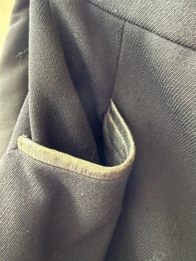 第一次海淘买爱马仕的中古款式，做工好，面料扎实，比想象中更有分量，就是不知道是哪一年的，maybe90年代