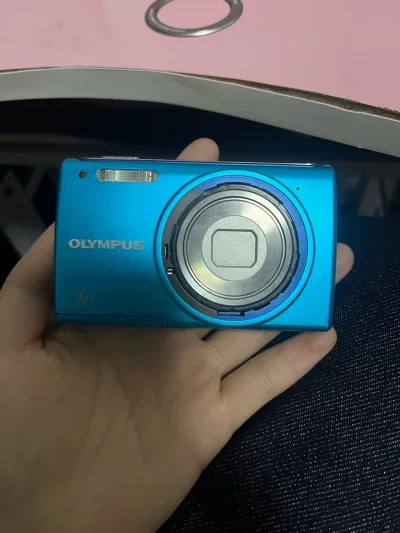 真的太爱这种复古氛围感了！这次入手的奥林巴斯和卡西欧CCD组合简直是我的心头好✨

先说说这台奥林巴斯，经典的蓝白配色颜值超高，机身小巧轻薄，揣在包里完全不占地。它的CCD传感器拍出来的色彩真的很有味道，自带那种朦胧的胶片质感，人像模式下皮肤显得特别柔和自然，不用后...真的太爱这种复古氛围感了！这次入手的奥林巴斯和卡西欧CCD组合简直是我的心头好✨

先说说这台奥林巴斯，经典的蓝白配色颜值超高，机身小巧轻薄，揣在包里完全不占地。它的CCD传感器拍出来的色彩真的很有味道，自带那种朦胧的胶片质感，人像模式下