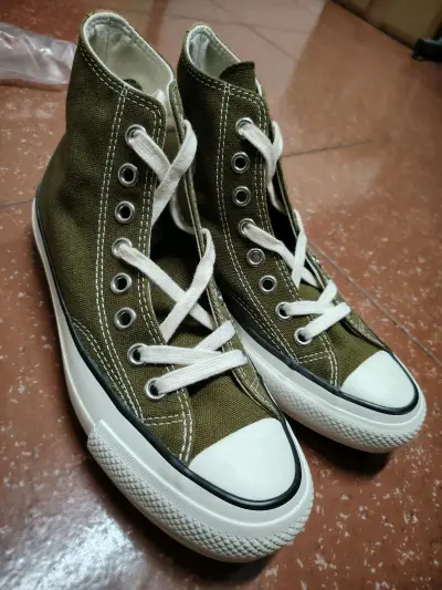 很好看的颜色 很可惜是女码 女生喜欢匡威的还是太少了。以后我也不再弄女码了，虽然价格确实很合适，但就是不好弄



