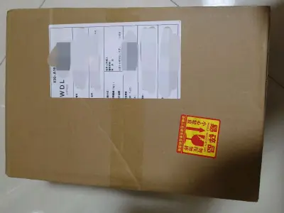 包裹的非常严实，很大一个箱子，填充的严严实实，速度很快速，整体半个月差不多，算上申报审核之类的，清关之后很快就送到驿站了，加上优惠券也很划算。非常满意买到的这件，是非常美丽的一件铭仙道行，图案很像小鲤鱼的鳞片花纹，真的很美丽。