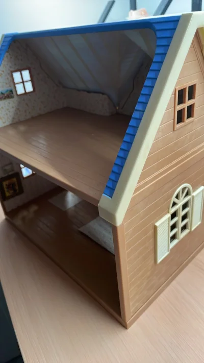 这单是红梅小屋的异色版，我已经有了红色，绿色，这次又凑齐了蓝色，三种颜色都有了。这个房子的外墙有点斑驳，单反倒显出它的特别，而且前手卖家还把屋子装饰过，很有乡村风格，挺好的。