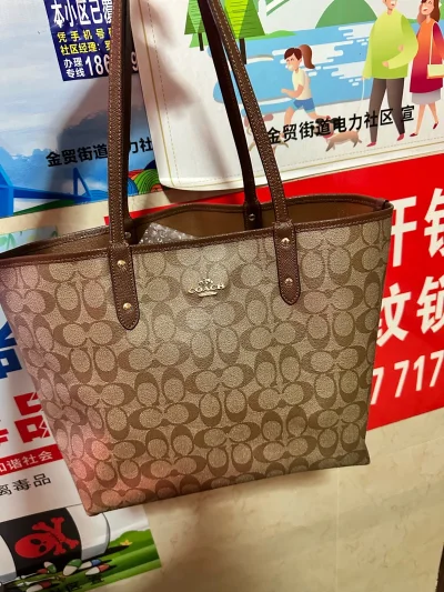 成色特别特别新 压根没啥问题 就是四角有日常使用的痕迹 其他都很好！跟买了新的一样 就是没有皮牌了而已 日常百搭款不会出错