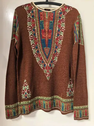 5件好衣服，JPG的民族风毛衣真的很美，花俏但不俗套，配色用料都很好，很喜欢。MFG的女式背带裤性价比不错，成色也蛮新的。MFG几何印花连帽外套之前收过一件藏蓝色的，这次同款不同花色再拿一件，一个字好。RE的大波点蓝染卫衣上身显年轻且很街头风，喜欢。DS的民族风连帽...5件好衣服，JPG的民族风毛衣真的很美，花俏但不俗套，配色用料都很好，很喜欢。MFG的女式背带裤性价比不错，成色也蛮新的。MFG几何印花连帽外套之前收过一件藏蓝色的，这次同款不同花色再拿一件，一个字好。RE的大波点蓝染卫衣上身显年轻且很街