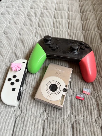 在挖煤姬淘到的这套春日出行神器太香了！平台全程物流可追踪，打包严实，商品成色超预期，海淘体验拉满，闭眼冲不踩雷！

这台迷你佳能CCD是踏春拍照神器，小巧便携，复古胶片感拉满，随手拍春日大片；搭配Switch Pro手柄、白色Joy-Con和高速内存卡，野餐、露营时...在挖煤姬淘到的这套春日出行神器太香了！平台全程物流可追踪，打包严实，商品成色超预期，海淘体验拉满，闭眼冲不踩雷！

这台迷你佳能CCD是踏春拍照神器，小巧便携，复古胶片感拉满，随手拍春日大片；搭配Switch Pro手柄、白色Joy-Co