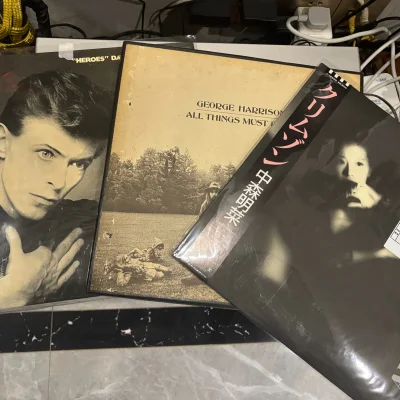 第四次挖煤姬海淘 安全下车 这回淘了许多的黑胶和CD 这回选择了海运两个星期左右到了手上。挖煤姬客服很专业。内部包装也包装的很好，到手非常的完美。是一次愉快的购物体验。期待下一次日淘。