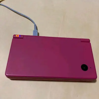 实物比图片还要粉嫩——不是那种艳俗的粉，而是像春天刚开的樱花，温柔又清透。外壳几乎没有划痕，上盖的光泽度好到能当镜子照。转轴紧实，按键回弹脆爽，上下屏色彩均匀，触摸屏反应灵敏。就连笔和卡槽盖都保存得跟新的一样，细节满分。

开机看到熟悉的气泡界面，瞬间把我拉回十几年...实物比图片还要粉嫩——不是那种艳俗的粉，而是像春天刚开的樱花，温柔又清透。外壳几乎没有划痕，上盖的光泽度好到能当镜子照。转轴紧实，按键回弹脆爽，上下屏色彩均匀，触摸屏反应灵敏。就连笔和卡槽盖都保存得跟新的一样，细节满分。

开机看到熟悉的