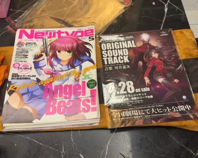 挖到超有年代感的NewType杂志切页真的太惊喜了！亲手把杂志裁成切页的过程超有成就感，每一页都藏着满满的古早动漫青春回忆。一眼就看到了超爱的FateUBW远坂凛和红A的宣传页，画风好喜欢，古早海报质感拉满！超级惊喜还翻到了《学园默示录》的彩页，老早以前看的了，这种...亲手把杂志做成切页真的太有成就感了！每一页都被精心裁剪得整整齐齐，边缘干净利落，拿在手里质感超棒。翻完这些切页满是惊喜，既有心头好的角色经典版面，又意外发现了超有年代感的冷门内容，古早印刷的质感真的太戳人。纸张保存得相当完好，色彩依旧鲜亮