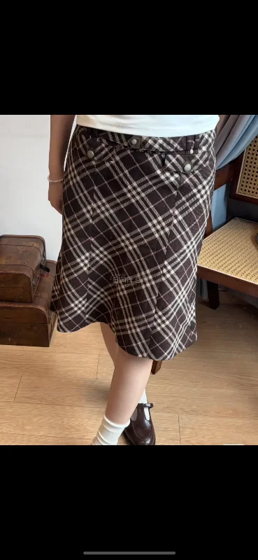 春日OOTD✨ 挖煤姬淘到Burberry神仙好物！
谁懂啊！挖煤姬直接把春日氛围感穿搭狠狠拿捏住了? 这次淘到的两件Burberry中古单品，真的每一件都长在我的心巴上！
第一件是黑色经典格纹Polo无袖衫，简约又高级！经典的V领+翻领设计，衬得脖颈线条超修长，领...春日OOTD✨ 挖煤姬淘到Burberry神仙好物！
谁懂啊！挖煤姬直接把春日氛围感穿搭狠狠拿捏住了? 这次淘到的两件Burberry中古单品，真的每一件都长在我的心巴上！
第一件是黑色经典格纹Polo无袖衫，简约又高级！经典的V领+翻领