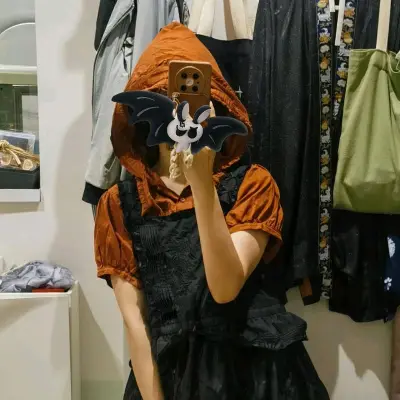 切到的这件pinkhouse橘色连帽衬衫颜色非常浓郁，是我喜欢的秋天的感觉～搭了橘色花柄折腰连衣裙还有黑色吊带裙，很满意！