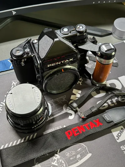 这次这颗镜头是我在国内及挖煤姬都蹲了很久的一颗，搭售一台成色还不错，轻微瑕疵的67机身.老实说如果不算税费和ems，价格只约等于同等成色镜头一颗在国内单一的售价.还是相当划算的.