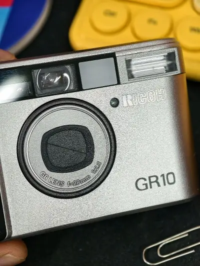 第一次被税?下次一定要用竹蜻蜓，相机成色很好??
卖家描述肩屏有问题，刚收到的时候没坏，很惊喜，最近几天发现坏了，应该是湿度问题，过几天去修修，机器没问题，