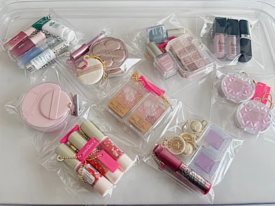 这次买了一些微缩化妆品扭蛋，还买了微缩食玩扭蛋，收到货后特别喜欢，小小的很精致，卖家也非常好，国际物流速度依然给力，点赞！