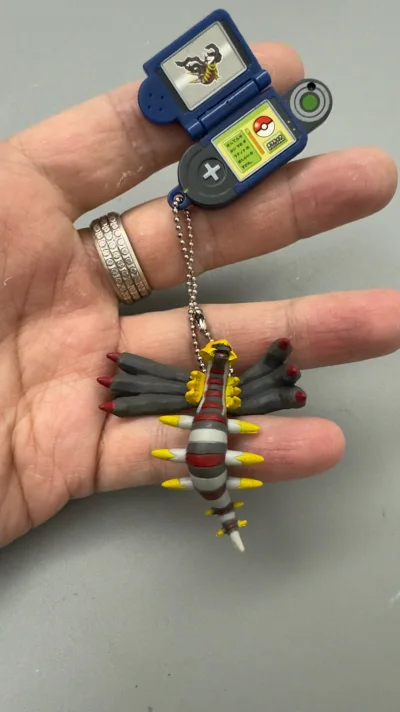 这单是拍卖的，有点贵，但是主要是想要这个带图鉴机的鬼龙挂件，很稀有的挂件，个人很喜欢，没想到还附带了很多其他动漫ip的挂件，超级战队，海贼龙珠，柯南等等，总体来说还不错，很喜欢