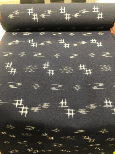 这是几卷手工制作的羊毛，毛流感明显，无库存味，仓储干净，没有虫洞，物流很快，适合冬天做外套与羽绒服，谢谢分享