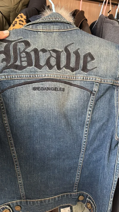 完全帅气的版型，这么好价就挖到了一件千禧年的夹克，穿上身刚刚好，现在很难找到这样的设计和版型了。卖家包装的也非常精致严实，快递也特别特别快！