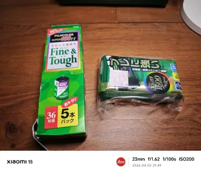 之前都在日本亚马逊蹲拍卖，最近发现煤炉也有好价的胶卷。但是煤炉里看好东西最好先收藏，待降价提醒后价格合适再买。
富士2008年过期的super400好像比较耐存。然后最重要的富士1600一次性相机，里面感光度1600的卷很可能是富士月光卷，而2019年算是最后期的月...之前都在日本亚马逊蹲拍卖，最近发现煤炉也有好价的胶卷。但是煤炉里看好东西最好先收藏，待降价提醒后价格合适再买。
富士2008年过期的super400好像比较耐存。然后最重要的富士1600一次性相机，里面感光度1600的卷很可能是富士月光卷