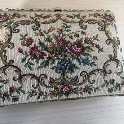 超好看的一只西德古董包，来自煤炉拍卖，花纹细腻，做工精致，内里干净，是一只不可多得的美物，国际物流海运20多天，很顺利到手