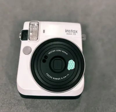 这次在挖煤姬上面购买了一个拍立得，价格很划算，走的是ems，打包的也很严实，塞了很多泡沫。成色也很新，打开就可以使用了。