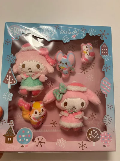 看到美乐蒂的套盒就忍不住下手，这是2017年的美乐蒂一番赏套装，盒子运回来完美无损，美乐蒂和小羊的脸都很甜，价格也十分划算！