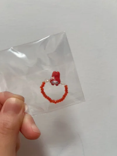 这一单最满意的是两个中古红头美乐蒂小物，两个都是近三十年前的物品，但毫无中古痕迹，成色非常新，我都舍不得打开把玩，价格也非常优惠，很难得。