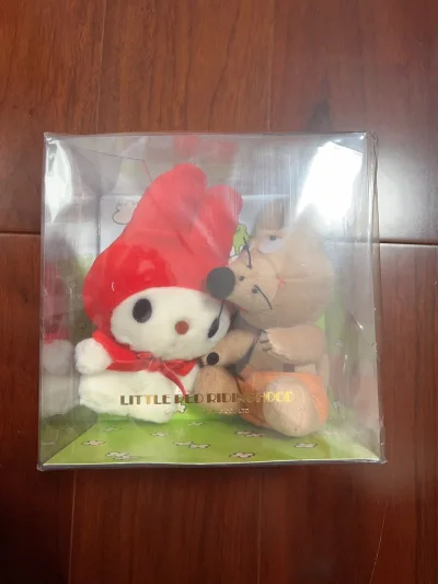 这是2010年的美乐蒂套盒，以小红帽和大灰狼为原型。套盒状态很好，背后的故事书也还在。至此2010年出的三个美乐蒂系列套盒都收集齐了，其中这个价格最划算，而且是红头，太开心了。
