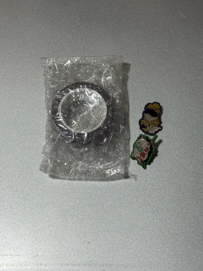 这次在挖煤姬购入了喜欢的乐队周边，有毛绒玩具和徽章，特别适合带着它们出门踏春拍照。物流运输方式选择了竹蜻蜓Plus，从申请到收货总共是半个月的样子。总体打包地非常用心，徽章的品相完好。总的来说，从价格、速度到包装，都堪称一次很完美的海淘体验！