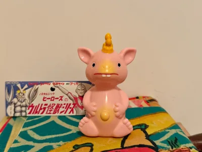 电动俱乐部士色粉色的布斯卡 真的非常可爱 几乎全新 还有昭和小猫猫 小小一只还是软软胶 放在柜子里很有趣