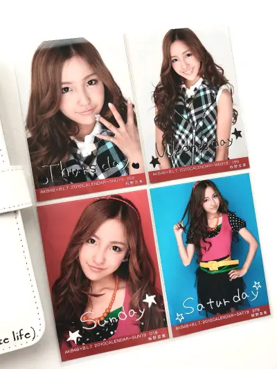 拆快递的瞬间真的太治愈啦！心心念念的小卡终于到手，实物比图片还绝，质感超棒没有瑕疵～ 为喜欢的人花钱真的好值得！每一张都好好收藏，慢慢积攒快乐，追星路上的小幸福，简单又满足✨