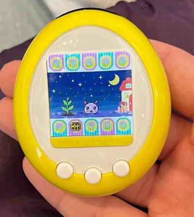 终于买到拓麻歌子彩六了，黄色太好看了，自己捣鼓了一下特别棒，还会继续蹲其他的爱物，已经买了很多绝版的东西了，挖煤姬超赞