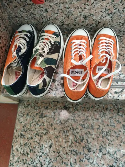 收到这双 Converse ALL STAR J OX 的时候，我有点被橙色的实物震撼到了。它比想象中要夺目，但奇妙的是，并不觉得扎眼。独一无二的橙色搭配经典鞋型，绝对是出街的吸睛利器。
总的来说第一次使用该平台的购物体验还是非常不错的?