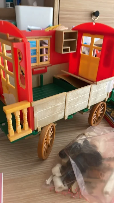 这次买的都是森家的产品，有已经绝版很多年，市面上都很贵的马车系列，还有一直没法买到全套的森家漫画书的最后一本，今天送到了，天气也好，真开心。