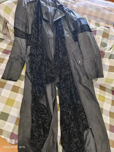 白石隼也只在OP以及线下活动里穿过的风衣，当年第一次看wizard就喜欢上了，可惜当时没有条件购买，后来有了一点能力，又没有渠道买，知道了挖煤姬后终于蹲到了未使用的全新衣服，很喜欢