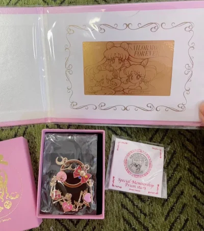 这次在挖煤姬的开箱直接让我尖叫！美少女战士限定周边+魔法骑士古早文具一次all in，品相如新，细节拉满，完全没有踩雷！
包装超用心，到手连个压痕都没有，物流清关也全程丝滑，信息透明，不用提心吊胆。终于把心心念念的昭和少女漫周边都抱回家，这种拆箱的快乐谁懂！
挖煤姬...这次在挖煤姬的开箱直接让我尖叫！美少女战士限定周边+魔法骑士古早文具一次all in，品相如新，细节拉满，完全没有踩雷！
包装超用心，到手连个压痕都没有，物流清关也全程丝滑，信息透明，不用提心吊胆。终于把心心念念的昭和少女漫周边都抱回家，