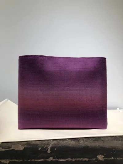 特别喜欢这种晕染的手织布，第一个粉色的没买到，买了个紫色的，手工很好，店主很细心的包装，没有变形，感谢分享


