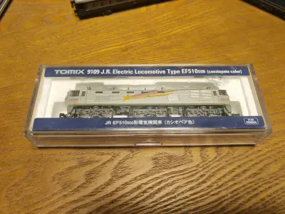 作为N比例铁道模型圈的经典组合，Tomix EF510机车与Kato控制器的搭配，一直是很多新手入门和老玩家收藏的选择。 Tomix EF510作为Tomix出品的N比例电力机车模型，细节刻画相当到位，车身棱角还原真实机车设计，车钩与转向机构做工扎实，走行顺畅少有脱...作为N比例铁道模型圈的经典组合，Tomix EF510机车与Kato控制器的搭配，一直是很多新手入门和老玩家收藏的选择。 Tomix EF510作为Tomix出品的N比例电力机车模型，细节刻画相当到位，车身棱角还原真实机车设计，车钩与转向