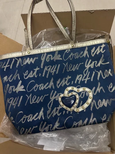 第一次购买coach包包 ?
人生第一次购买coach包包，感觉特别激动！，这次是给自己买了一个超喜欢的包包，收到之后跟图片一模一样非常好看！上面的印花比图片里面拍的更闪，超级好看