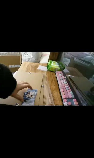 六张卡用了一个超级大的盒子装，而且盒子特别硬，泡沫纸很多，外面有一层防水的塑料膜，打开以后有两个纸板夹着的，特别硬，没有瑕疵