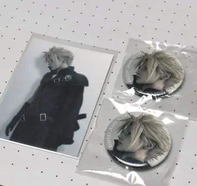 在挖煤姬切了纸片和吧唧，人工客服非常有耐心，一开始合单选错了给我解决了，非常满意。岛内发货和国际物流都挺快的，两个多星期就收到了。包装非常仔细，卡面和吧唧没有瑕疵，拿到手非常开心，拍了好几张谷美，下次还会选择挖煤姬来切谷