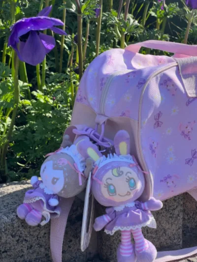 啵啵兔系列的包包。啵啵兔小雏菊健身包真的超级实用，容量很大，能装下我健身时需要的各种东西，像毛巾、水杯、换洗衣物等等。包包上的小雏菊图案特别清新可爱，走在路上感觉自己就是最靓的仔。啵啵兔游泳包也是一样出色，防水性能很好，不用担心泳衣湿漉漉的会弄湿其他物品。而且它的外...啵啵兔系列的包包。啵啵兔小雏菊健身包真的超级实用，容量很大，能装下我健身时需要的各种东西，像毛巾、水杯、换洗衣物等等。包包上的小雏菊图案特别清新可爱，走在路上感觉自己就是最靓的仔。啵啵兔游泳包也是一样出色，防水性能很好，不用担心泳衣湿漉漉