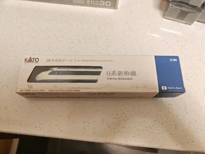 这款Kato n比例的0系与e7系新干线先头车模型还原度非常到位，车身线条精准还原实车特征，漆面工整细腻，细节处理精致。n比例适配轨道顺滑，把玩手感扎实，收藏或者场景搭配都很合适，是铁道模型爱好者不容错过的精品。