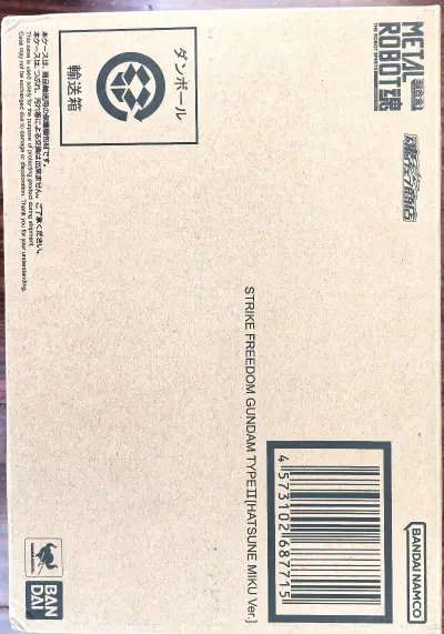 MB 00七剑再版，去年一直想收，但是总遇不到好价，这次虽然是个拆版，但是只有支架是发黄了，作为一个胶佬，这不算是问题。 MR的初音强自，果然预定价格离谱，然后一路破发，这次捡漏好价，应该算是最低了吧，哈哈。


