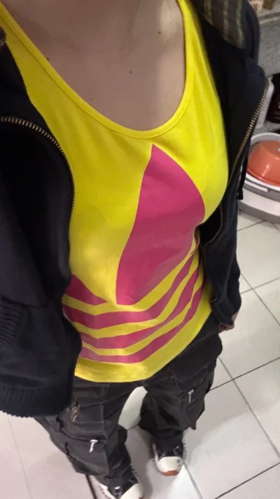 挖到超爱的阿迪达斯运动T恤啦！藏青印花款经典耐看，黄色大logo款元气满满，还有粉色波点款温柔又清新～面料亲肤透气，运动穿不闷汗，日常搭个外套也超搭，版型显瘦不挑人，每一件都长在我的心巴上！


