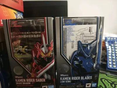 两个圣刃shf到手了，伦太郎的状态挺好的，可惜火剑的状态有点一般般，不过涂装很不错挺喜欢的，但是感觉整体有点塑料感很重。锁种的话有点轻微掉漆，可以接受。到手状态很好，没有运输，而且包的很严实很厚。满意?