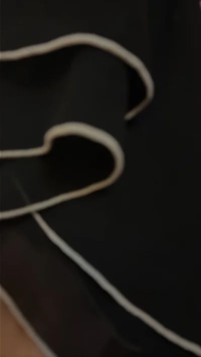 这件黑底蕾丝上衣太绝了！方领+荷叶飞袖超藏肉，蕾丝花边+精致纽扣复古感拉满✨ 面料轻薄透气，显瘦又显气质，通勤约会都能穿。质感在线不廉价，性价比拉满，闭眼入不踩雷，已经安利给闺蜜啦！