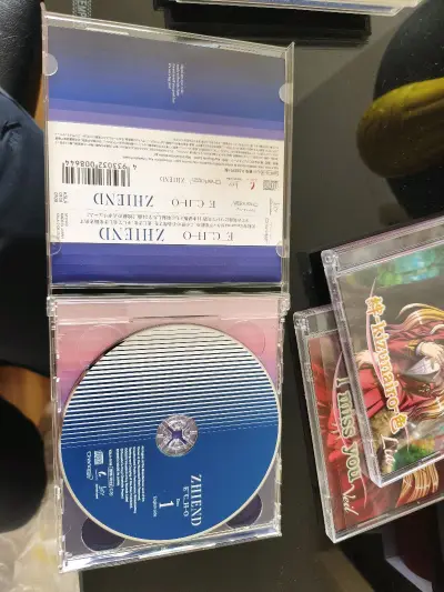 小学三年级的时候爸爸买了dog days的光碟。那时候看了一遍，到学校了还心心念念。如今大学都快毕业了，我还记得这个动画。2 3 5里都有小狗公主唱的歌。别的版本里都没收录。好好收藏了